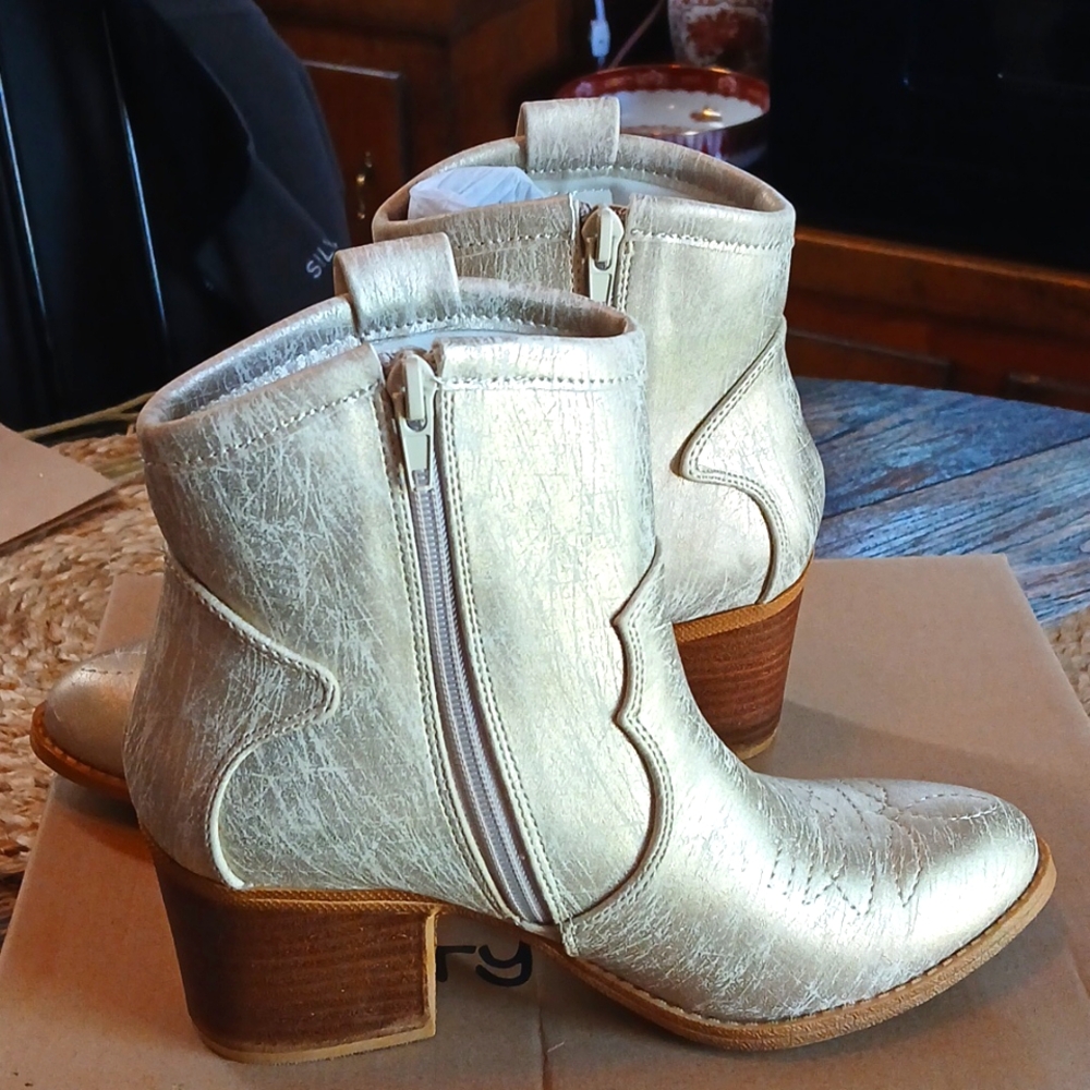 Dirty Laundry metallic booties